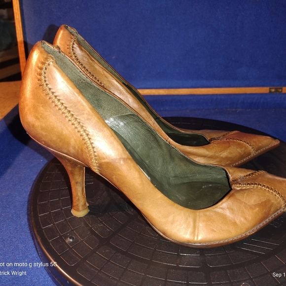 Pura Lopez Pointy Toe Carmel Leather 3-1/2 In. High Heels Sz, 37-EU, 6.5-US - Picture 6 of 9
